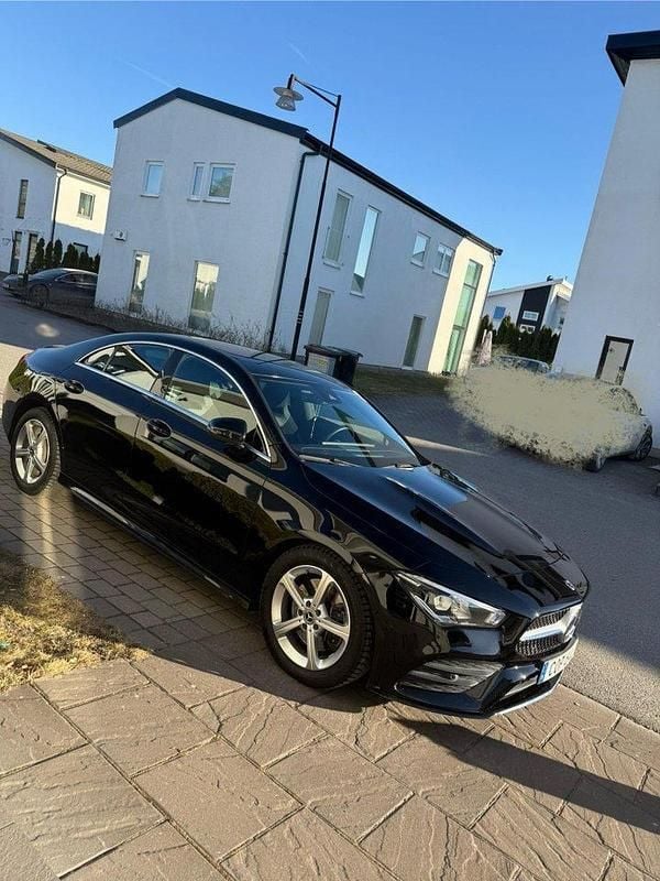 Svart Begagnad 2020 Mercedes CLA200 AMG Sportkupé | 320 000 kr (Marknadspris) - Bild 1/4