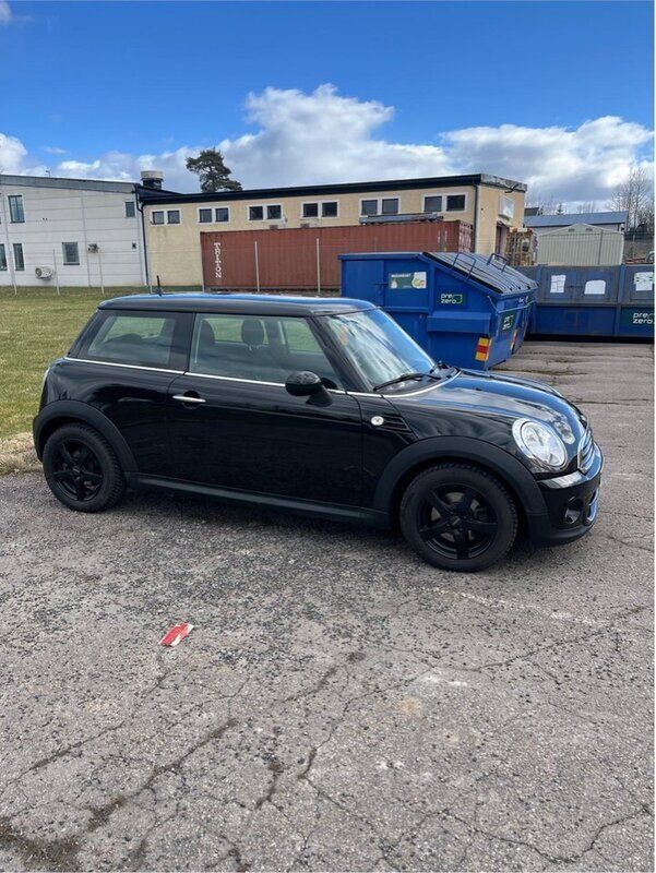 Svart Begagnad 2013 Mini ONE Halvkombi | 79 000 kr (Marknadspris) - Bild 1/4