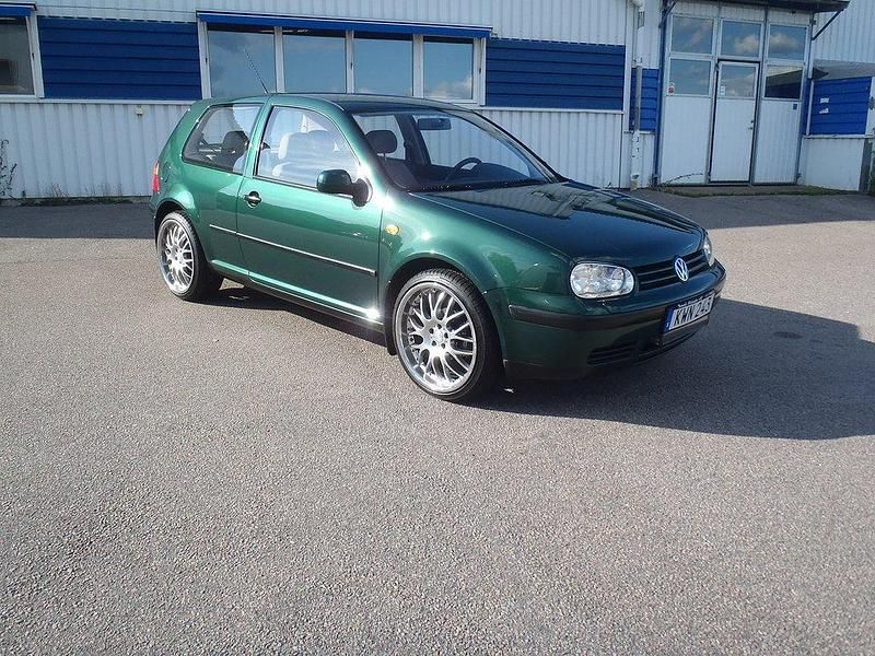 Grön Begagnad 1998 VW Golf IV Trendline Halvkombi | 39 900 kr (Dyr) - Bild 1/4