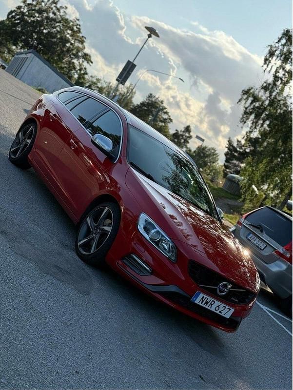 Röd Begagnad 2014 Volvo V60 R-Design Kombi | 110 000 kr (Marknadspris) - Bild 1/4
