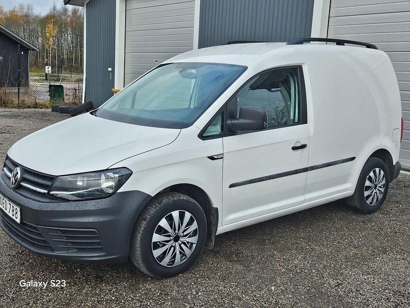 Vit Begagnad 2017 VW Caddy Minibuss | 119 000 kr (Marknadspris) - Bild 1/4