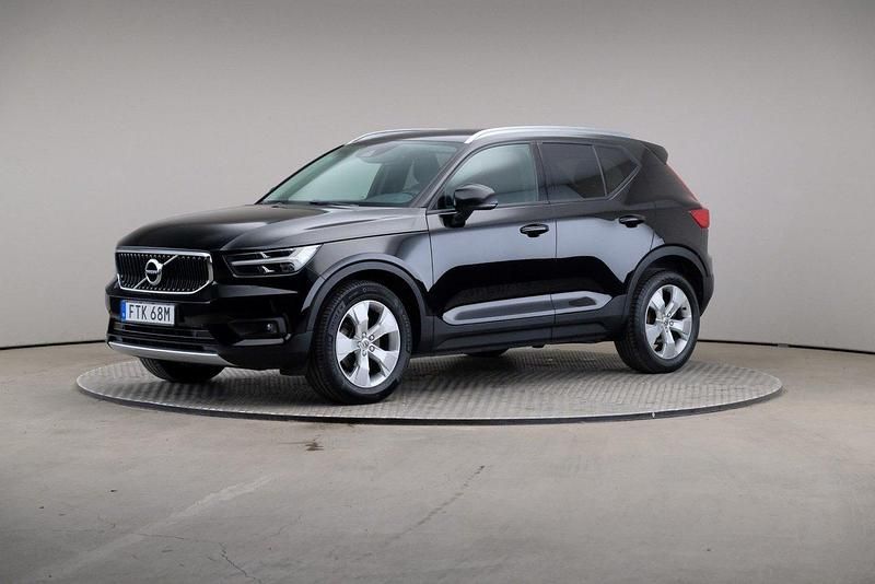 Svart Begagnad 2021 Volvo XC40 Momentum SUV | 299 000 kr (Marknadspris) - Bild 1/4