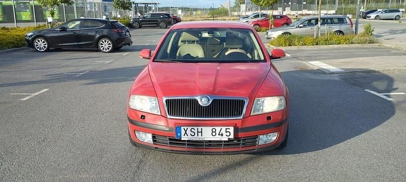 Röd Begagnad 2006 Skoda Octavia Halvkombi | 28 000 kr (Marknadspris) - Bild 1/4