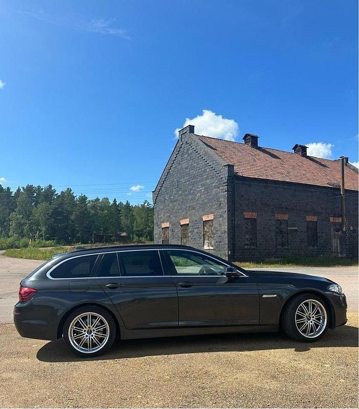 Grå Begagnad 2015 BMW 520 Kombi | 130 000 kr (Bra pris) - Bild 1/4