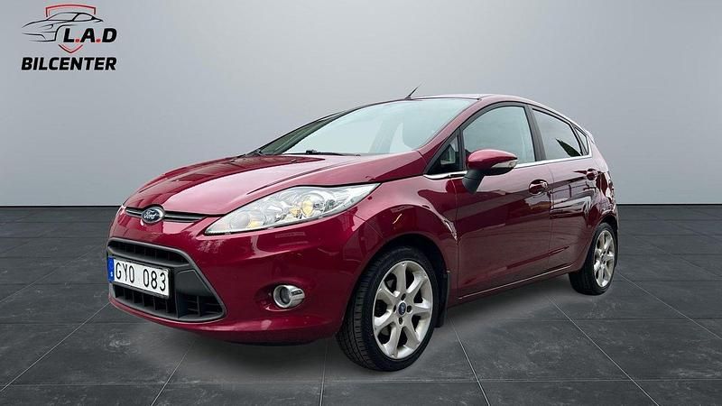 Röd Begagnad 2011 Ford Fiesta Titanium Halvkombi | 49 900 kr (Marknadspris) - Bild 1/4