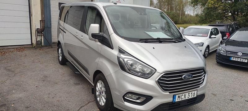 Grå Begagnad 2018 Ford Tourneo Custom Minibuss | 199 000 kr (Marknadspris) - Bild 1/4