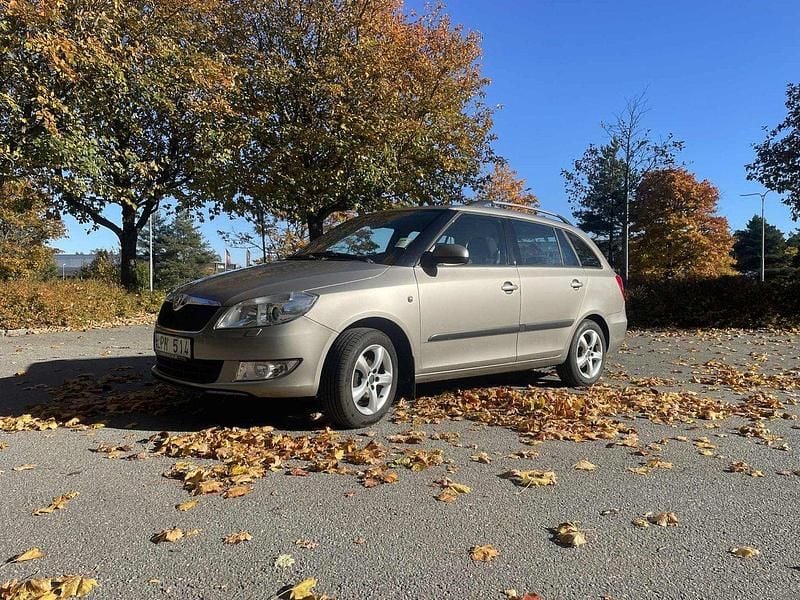 Brun Begagnad 2011 Skoda Fabia Elegance Halvkombi | 32 000 kr (Bra pris) - Bild 1/4