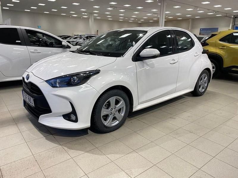 Vit Begagnad 2022 Toyota Yaris Hybrid Active Halvkombi | 204 900 kr (Marknadspris) - Bild 1/4