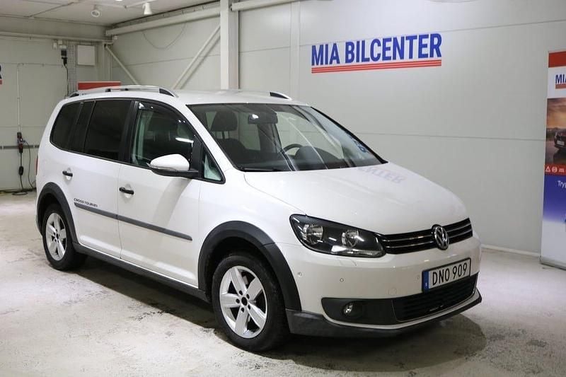 Vit Begagnad 2012 VW Touran Cross Minibuss | 108 999 kr (Marknadspris) - Bild 1/4
