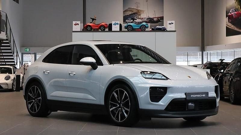 Begagnad Porsche Macan 4 Electric 289 kW (393 HK) 2024 Grå SUV