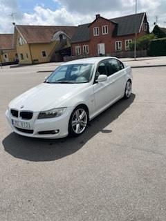 Vit Begagnad 2010 BMW 320 Comfort Edition Sedan | 58 500 kr (Marknadspris) - Bild 1/4