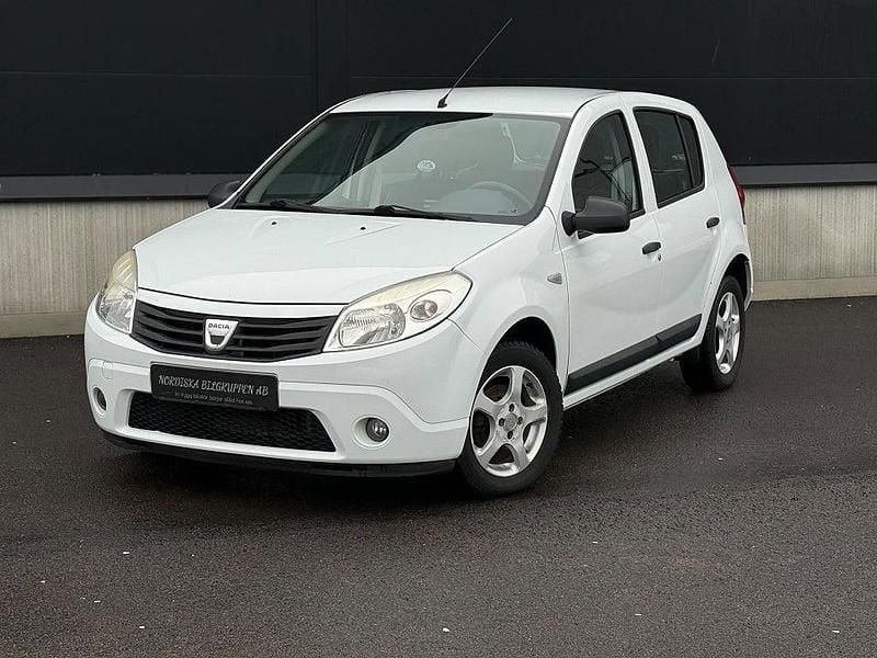 Vit Begagnad 2012 Dacia Sandero Halvkombi | 34 800 kr (Marknadspris) - Bild 1/4