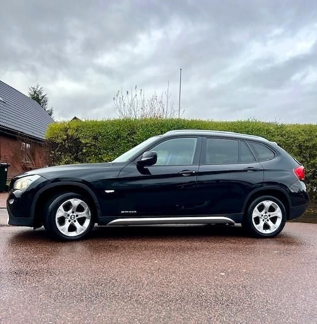 Svart Begagnad 2010 BMW X1 SUV | 49 000 kr (Marknadspris) - Bild 1/4