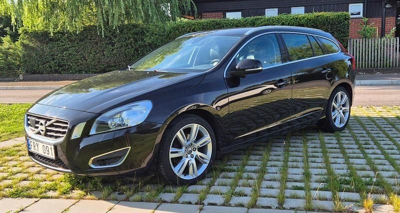 Svart Begagnad 2011 Volvo V60 Summum Kombi | 74 000 kr (Marknadspris) - Bild 1/4
