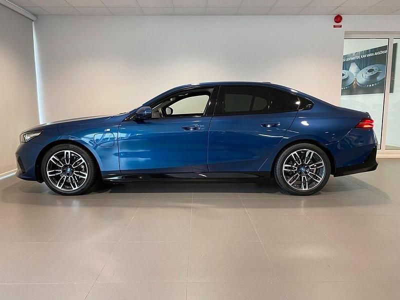 Begagnad BMW 530 M Sport 190 HK (139 kW) 2025 Blå Sedan