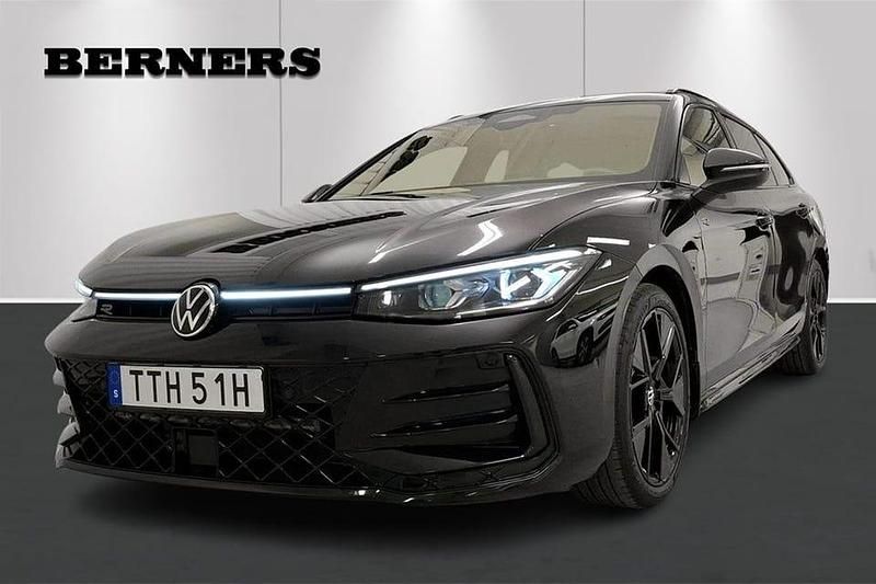 Svart Begagnad 2024 VW Passat R-line Kombi | 479 900 kr - Bild 1/4