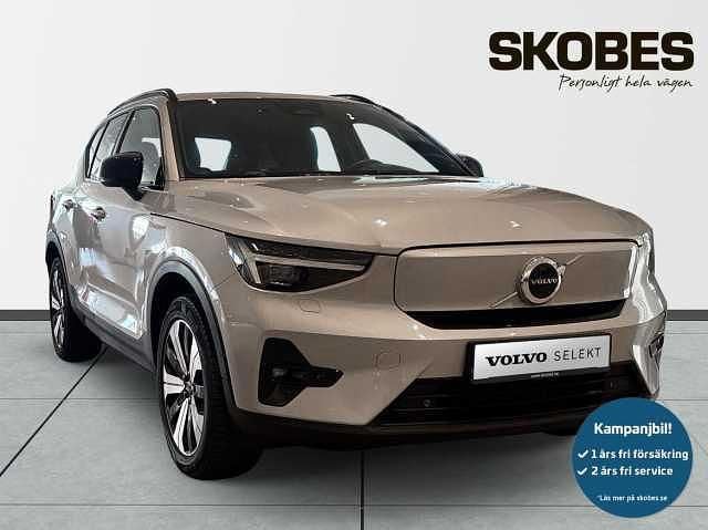 Silver Begagnad 2023 Volvo XC40 Plus SUV | 329 600 kr (Marknadspris) - Bild 1/3