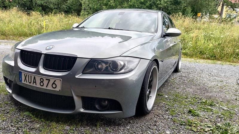 Grå Begagnad 2006 BMW 325 Sedan | 52 000 kr (Marknadspris) - Bild 1/4