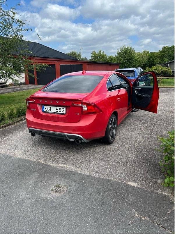 Röd Begagnad 2011 Volvo S60 R-Design Sedan | 80 000 kr (Marknadspris) - Bild 1/4