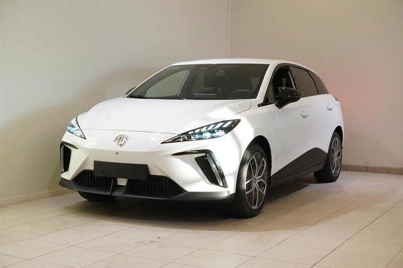 Vit Begagnad 2023 MG MG4 EV Luxury Halvkombi | 399 990 kr (Dyr) - Bild 1/4