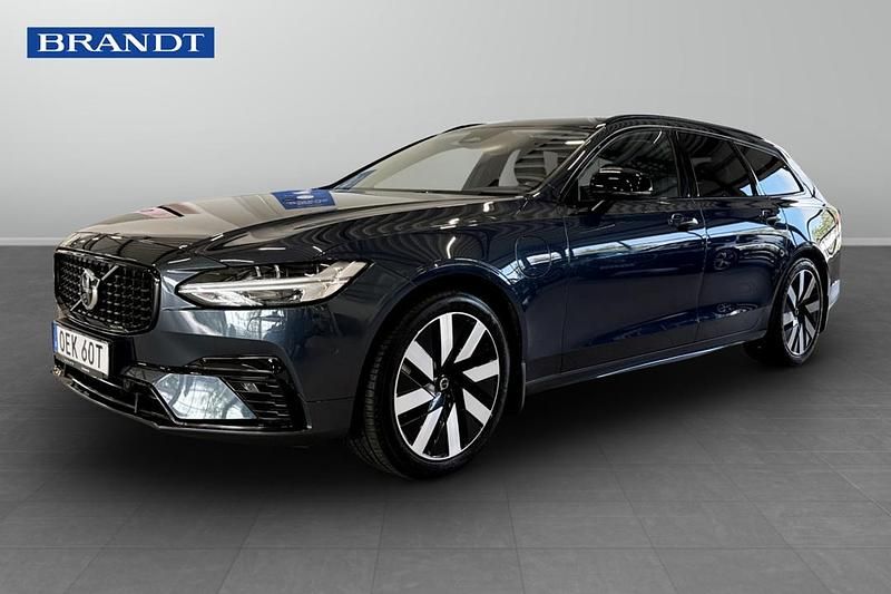 Mörkblå (blå) Begagnad 2025 Volvo V90 Plus Kombi | 469 900 kr (Marknadspris) - Bild 1/3