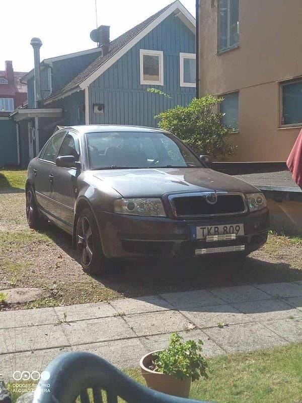 Grå Begagnad 2003 Skoda Superb Sedan | 18 000 kr - Bild 1/4
