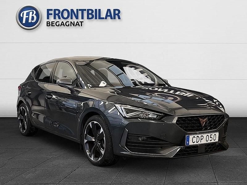 Grå Begagnad 2023 Cupra Leon Halvkombi | 249 900 kr (Marknadspris) - Bild 1/3
