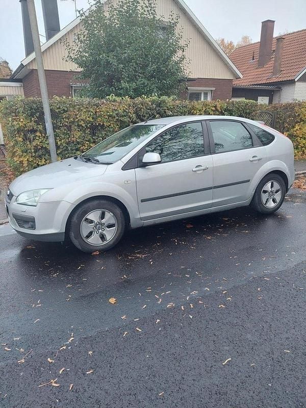 Grå Begagnad 2007 Ford Focus Halvkombi | 13 000 kr (Superpris) - Bild 1/4