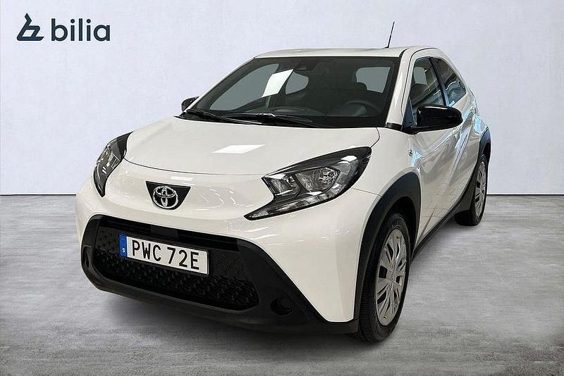 Vit Ny 2025 Toyota Aygo Play Halvkombi | 194 900 kr (Lite dyr) - Bild 1/4