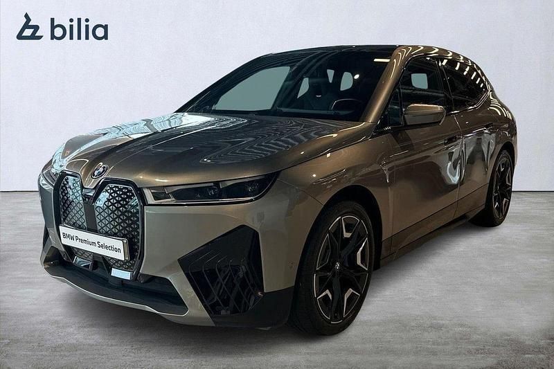 Grå Begagnad 2022 BMW iX Comfort Edition SUV | 559 000 kr (Marknadspris) - Bild 1/3