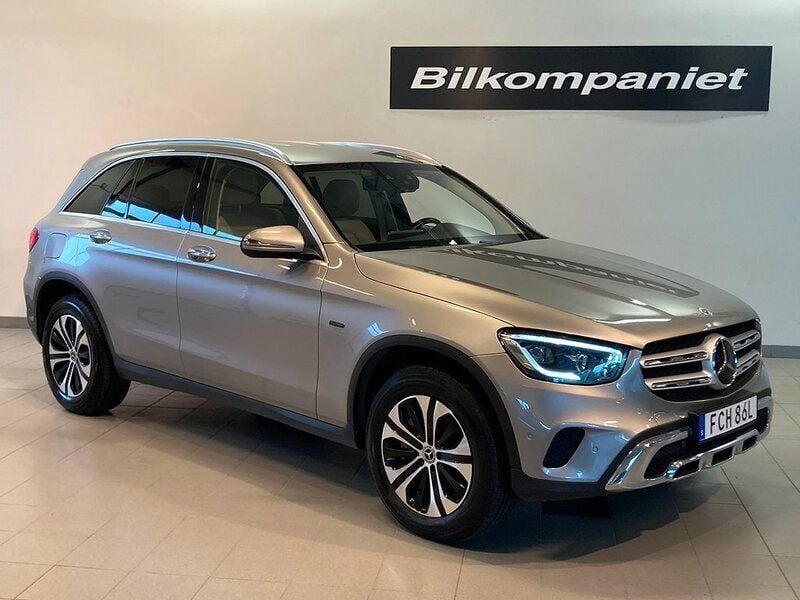 Silver Begagnad 2021 Mercedes GLC300e SUV | 389 900 kr (Marknadspris) - Bild 1/2