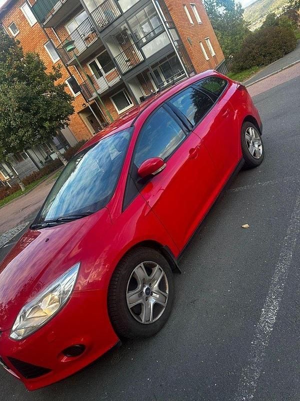 Röd Begagnad 2012 Ford Focus Trend Kombi | 44 500 kr (Marknadspris) - Bild 1/4