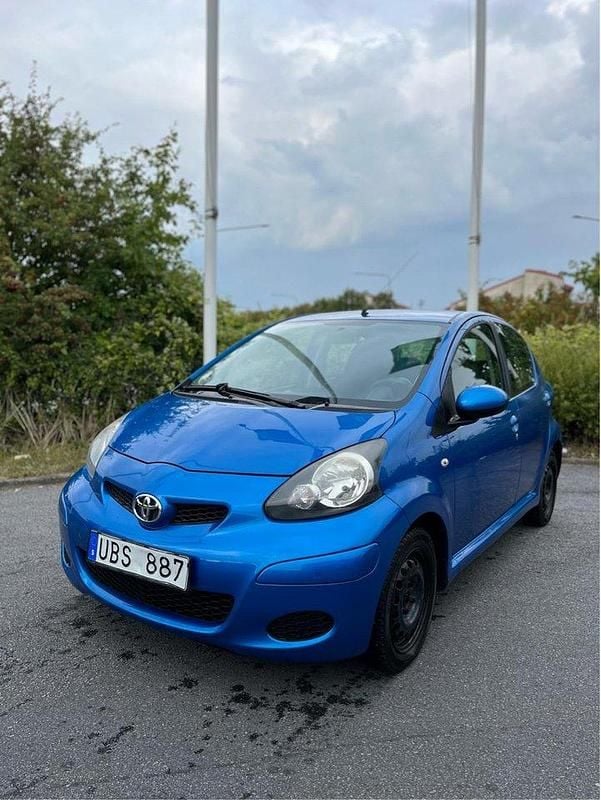 Blå Begagnad 2011 Toyota Aygo Halvkombi | 32 000 kr (Marknadspris) - Bild 1/4