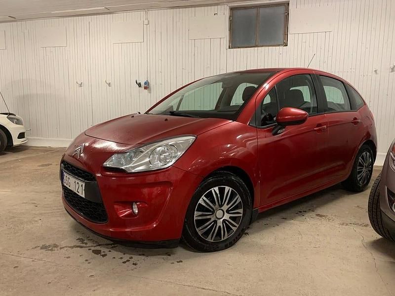 Röd Begagnad 2010 Citroën C3 Halvkombi | 28 000 kr (Marknadspris) - Bild 1/4