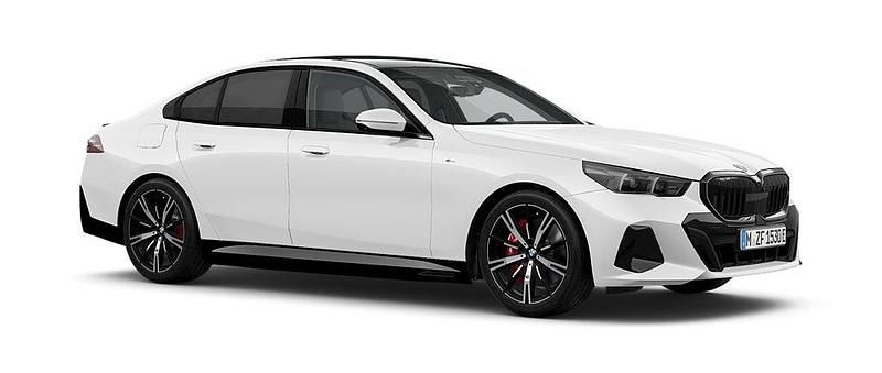 Vit Ny 2025 BMW 530e Comfort Edition Sedan | 770 500 kr (Marknadspris) - Bild 1/4