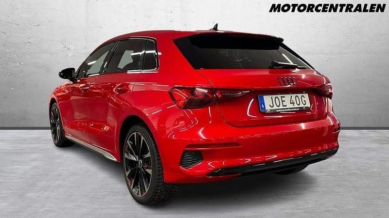Begagnad Audi A3 Advanced Plus 207 HK (152 kW) 2022 Röd Sedan