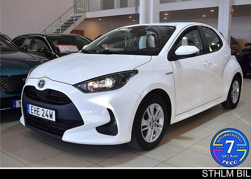 Vit Begagnad 2021 Toyota Yaris Hybrid Active Halvkombi | 169 000 kr (Marknadspris) - Bild 1/4
