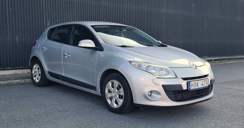 Silver Begagnad 2011 Renault Mégane III Halvkombi | 29 900 kr (Marknadspris) - Bild 1/4