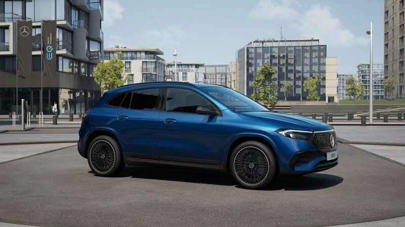 Blå Ny 2024 Mercedes EQA300 AMG line SUV | 648 400 kr (Marknadspris) - Bild 1/4