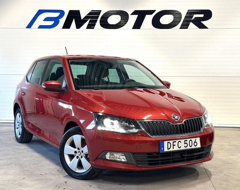 Röd Begagnad 2015 Skoda Fabia Elegance Halvkombi | 84 900 kr (Marknadspris) - Bild 1/4