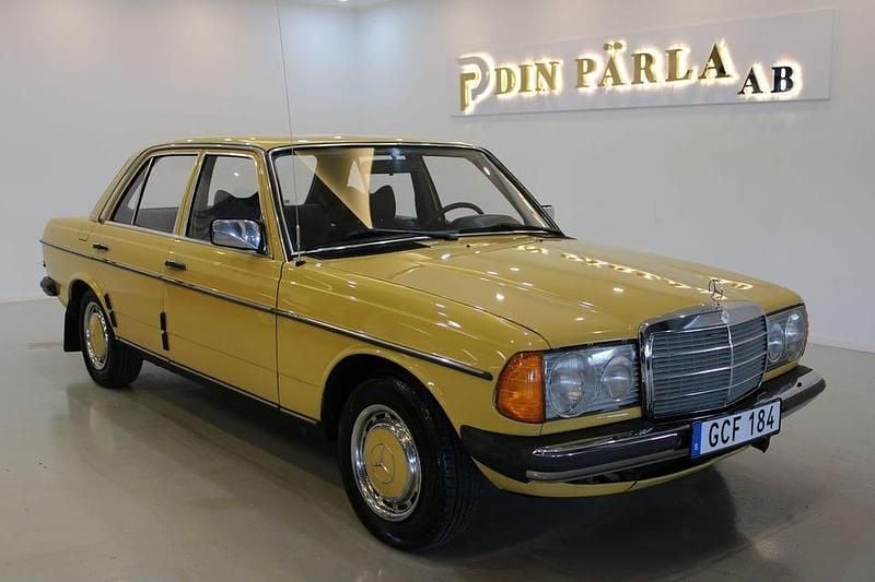 Gul Begagnad 1979 Mercedes 230 Sedan | 109 900 kr - Bild 1/4