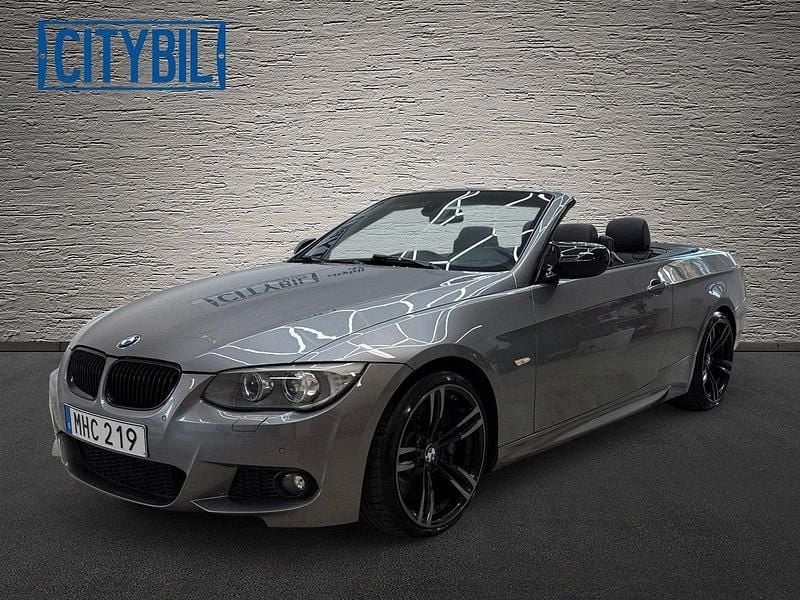 Grå Begagnad 2012 BMW 325 Cabriolet M Sport Cab | 219 900 kr (Marknadspris) - Bild 1/4