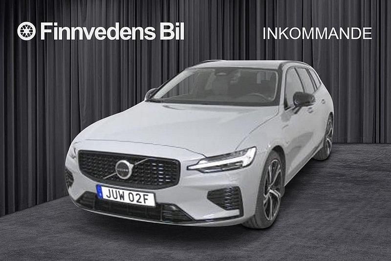 Grå Begagnad 2024 Volvo V60 Plus Kombi | 478 800 kr (Marknadspris) - Bild 1/4