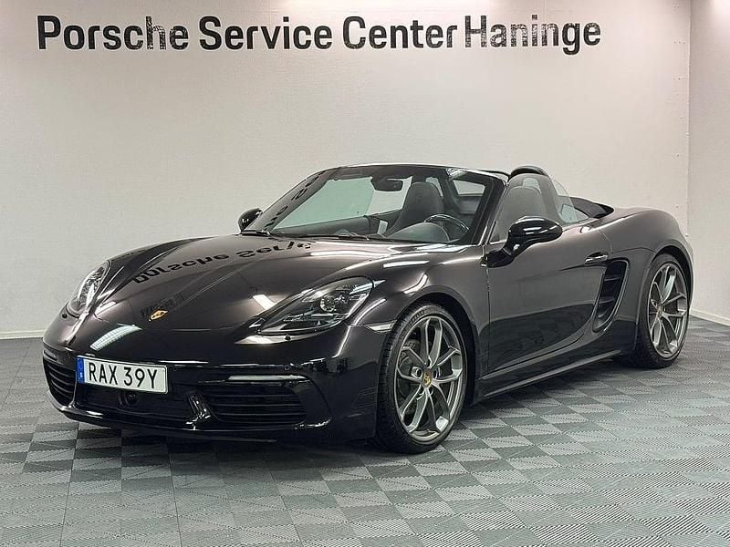 Jet black metallic Begagnad 2023 Porsche 718 Boxster Edition Cab | 799 000 kr (Marknadspris) - Bild 1/4