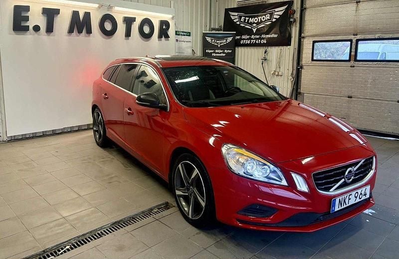 Röd Begagnad 2012 Volvo V60 R-Design Kombi | 74 900 kr (Marknadspris) - Bild 1/4