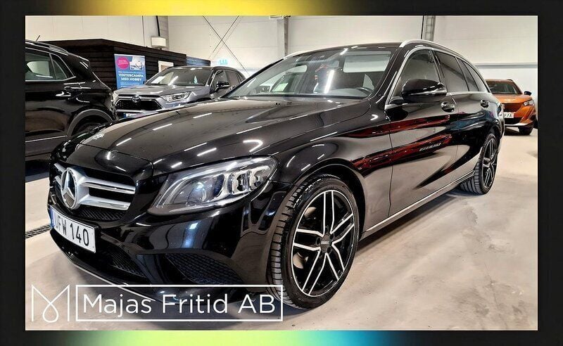 Svart Begagnad 2018 Mercedes C220 Avantgarde Kombi | 269 500 kr (Marknadspris) - Bild 1/4