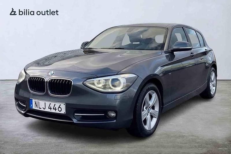Grå Begagnad 2015 BMW 118 Halvkombi | 114 900 kr (Marknadspris) - Bild 1/1
