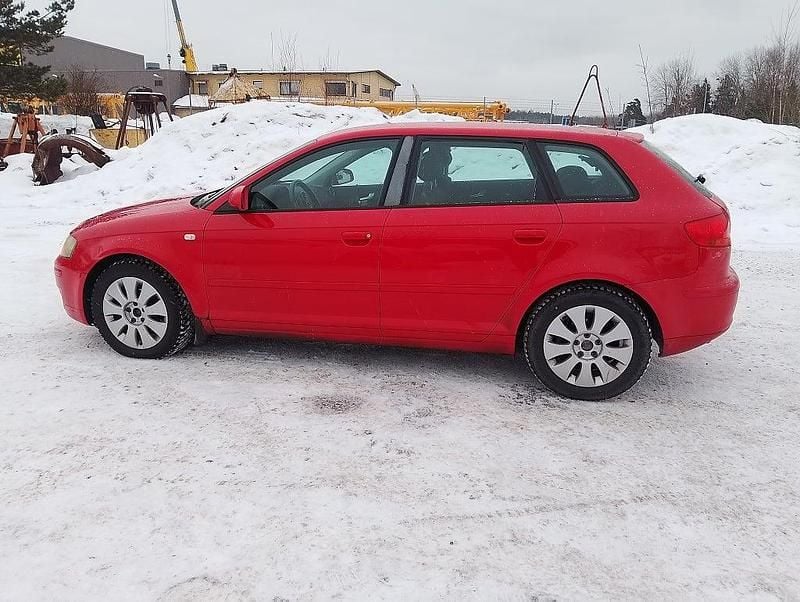 Begagnad Audi A3 Sportback Attraction 116 HK (85 kW) 2005 Röd Halvkombi
