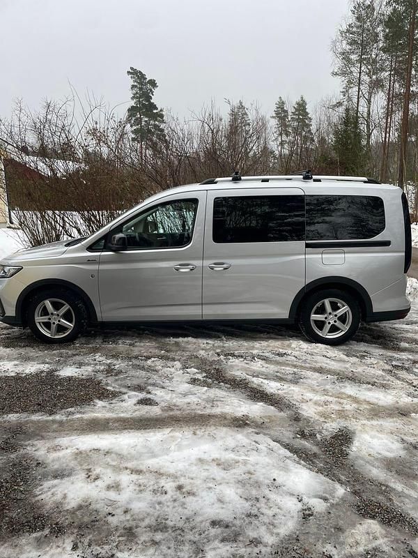 Begagnad Ford Grand Tourneo Connect 122 HK (89 kW) 2023 Stardust silver Minibuss