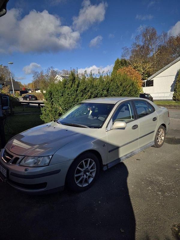 Grå Begagnad 2005 Saab 9-3 Linear Sedan | 10 000 kr (Bra pris) - Bild 1/3